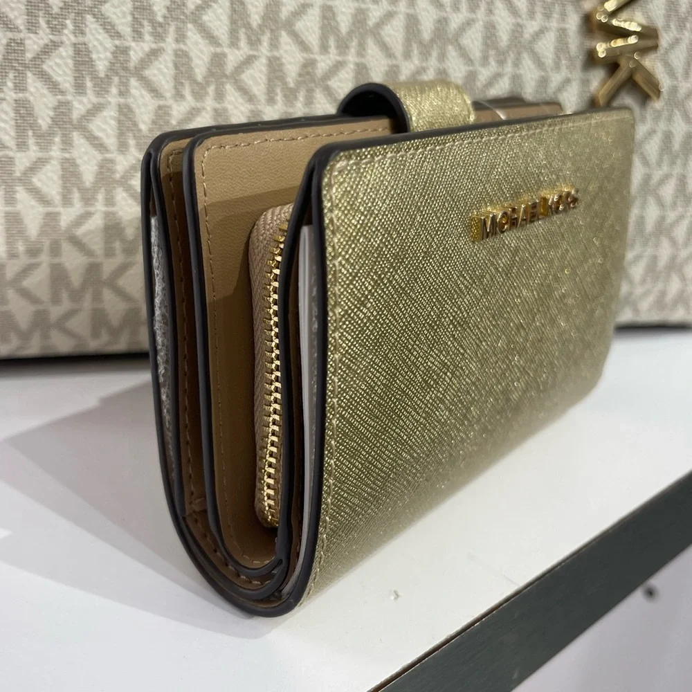 MICHAEL KORS Jet Set Md Zip CN Metallic Saffiano Leather BiFold Wallet Pale Gold